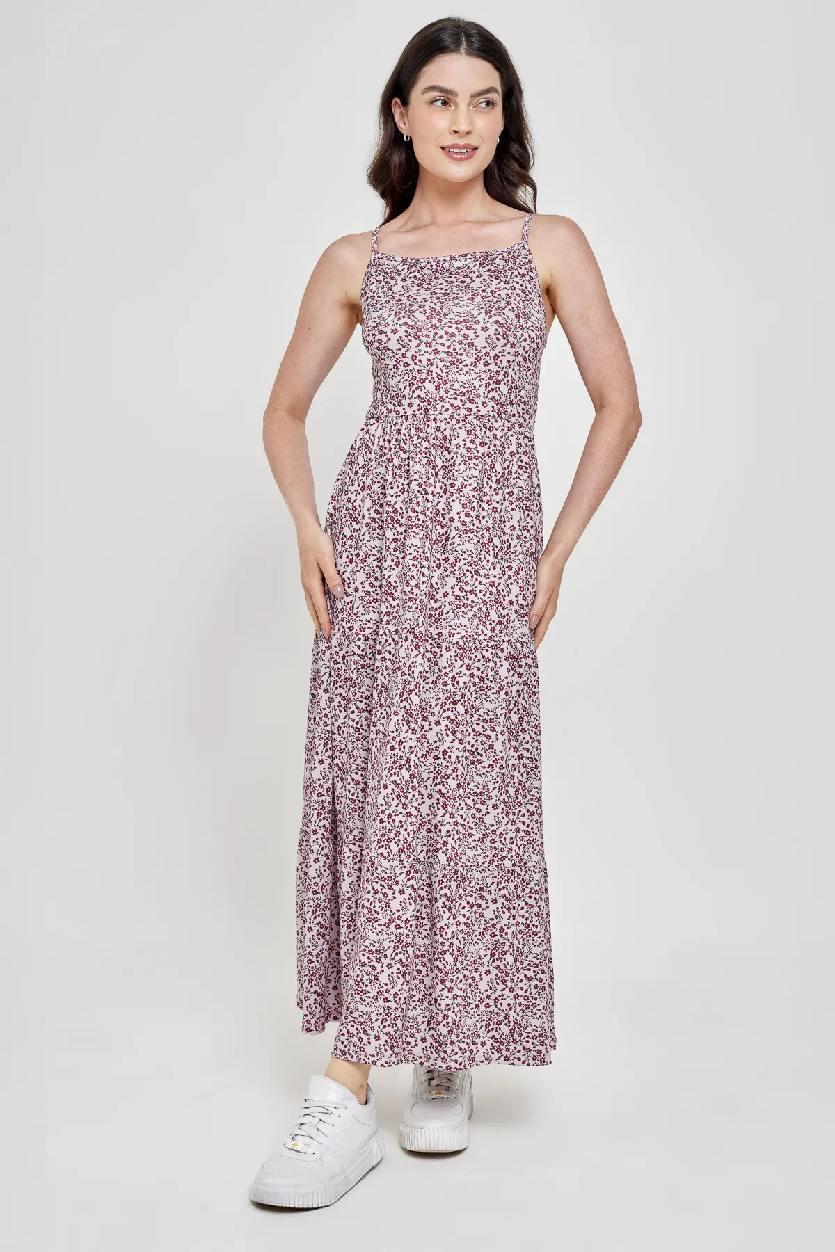 CAEDU USO DO TÊNIS COM VESTIDO.2